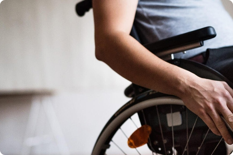 Pre ľudí s obmedzenou pohyblivosťou: Umožňuje nezávislý pohyb a podporuje cestovanie pri každodenných úlohách a úlohách.